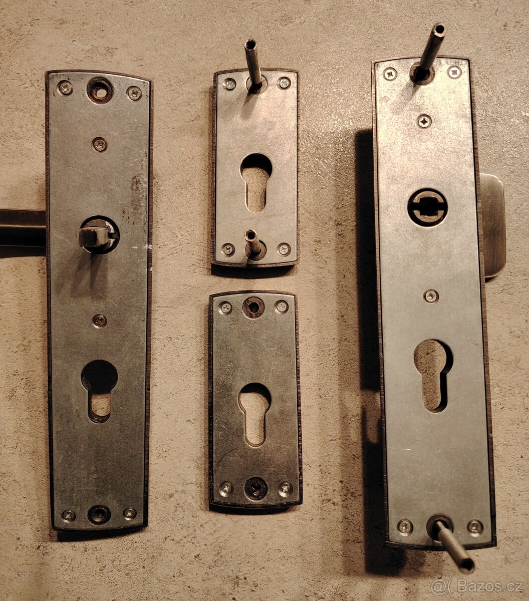 Bezpečnostní kování na dveře.Roteč-72mm. - 2