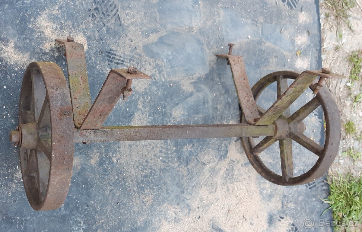 Staré litinová kola na ose - 2