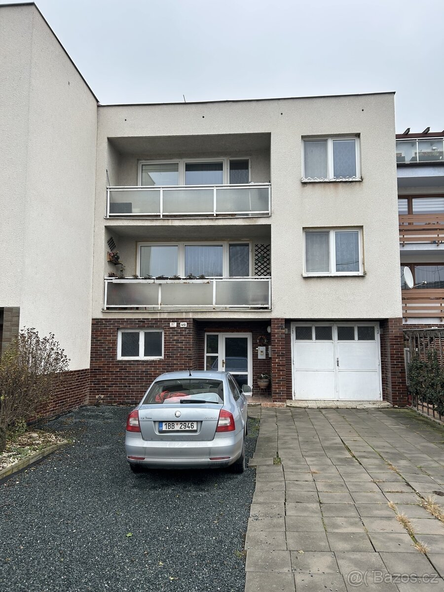 Prodej vyčleněné bytové jednotky v RD s parkovacími místy a - 2