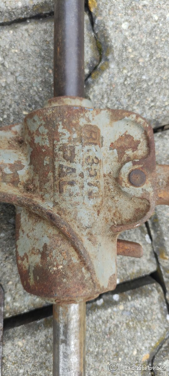 Mechanický starý zvedák - 2