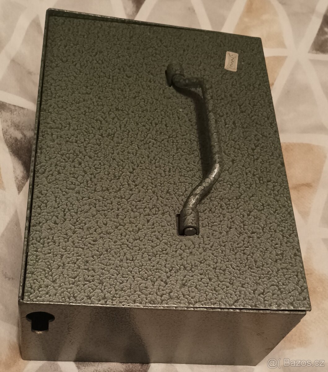 Starý kovový trezor - 2