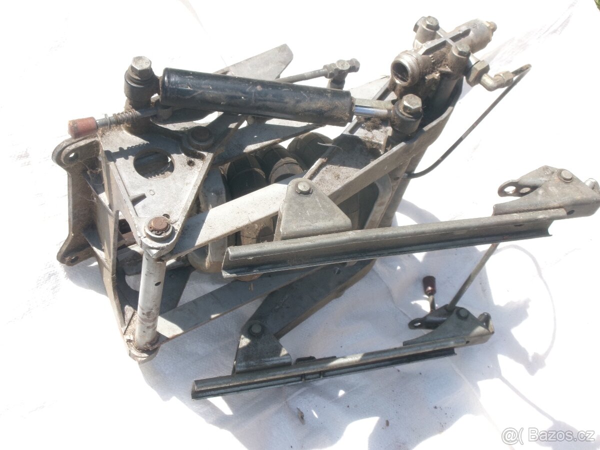 Prodám nějaký těžký nosník do zadních šavlí hydraul. traktor - 2