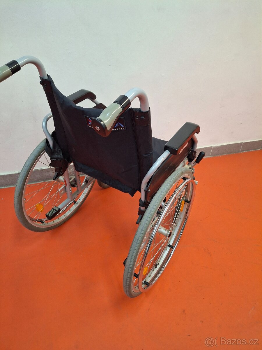 Starší invalidní vozík - 2