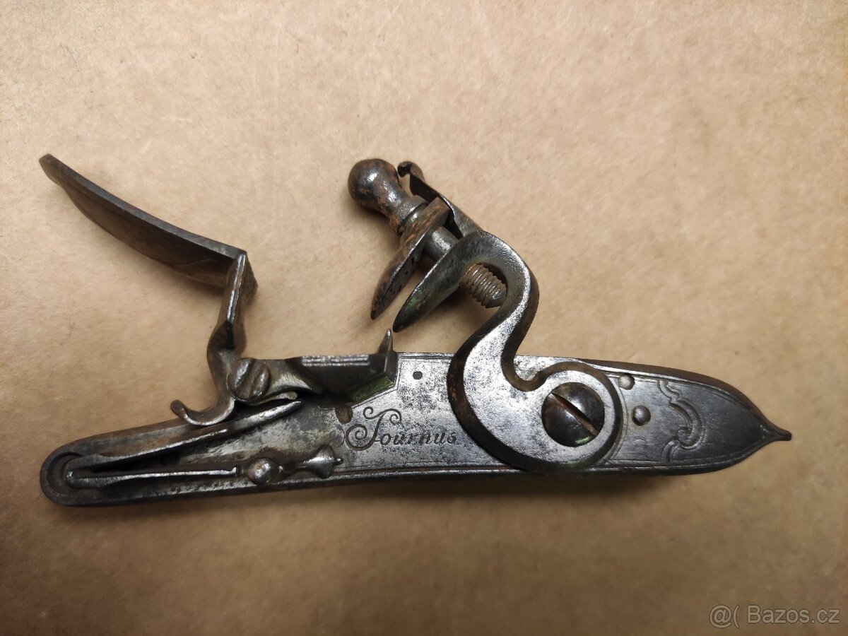 Křesadlový zámek - 2