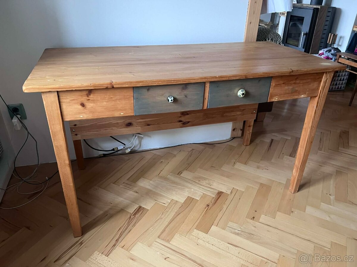 Stůl masiv - starožitný lehce renovovaný - 2