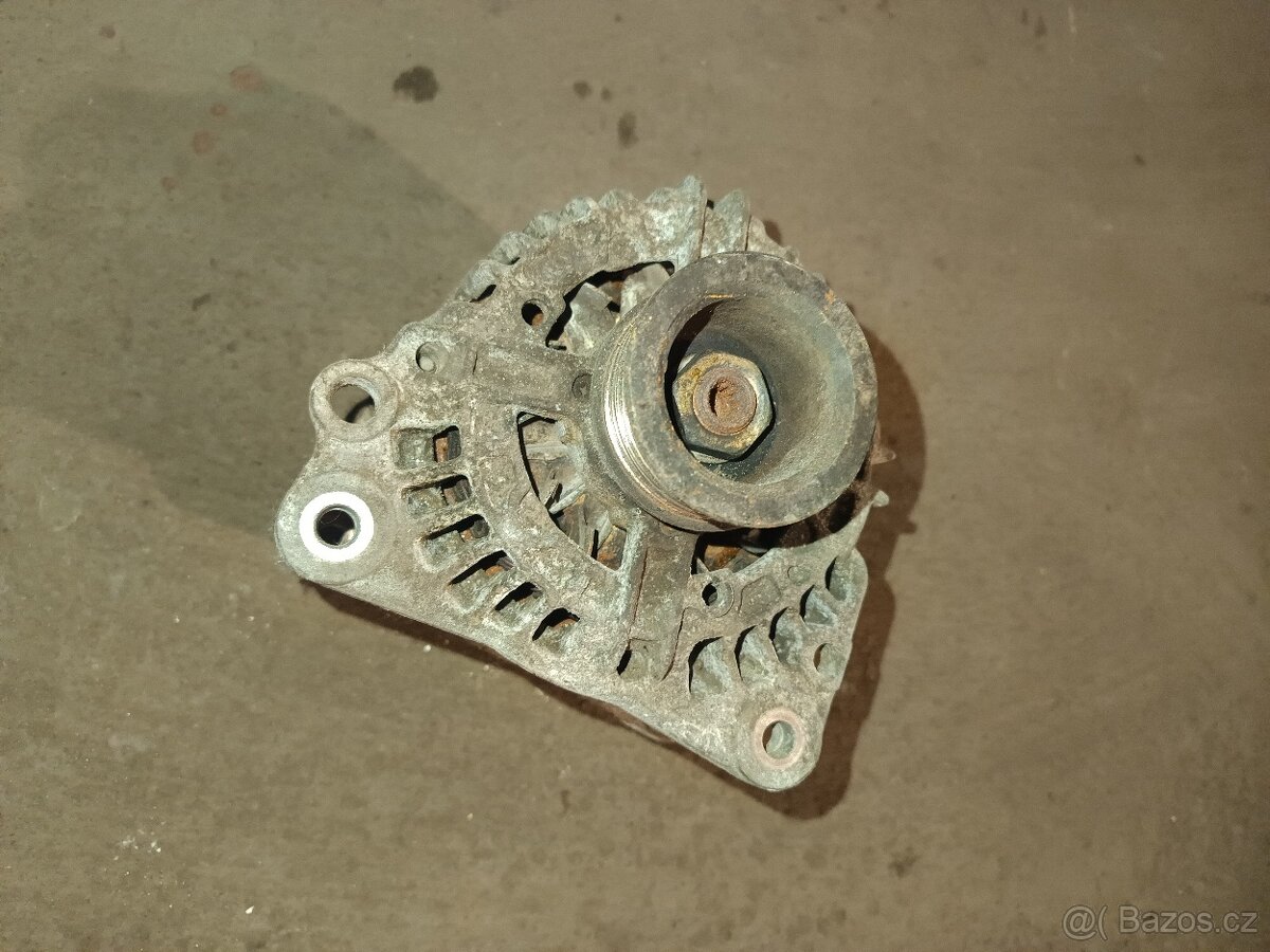 Škoda Octavia 1 alternátor 1,6 benzín - 2