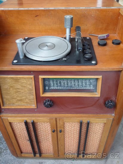 Skříňka s radiopřijímačem RV75 a s gramofónem z let 1939-40 - 2