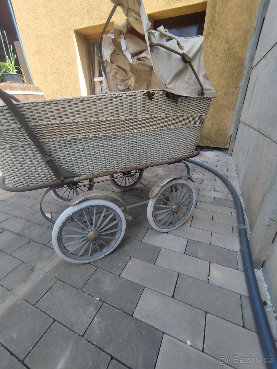 Prodám starožitný kočárek - 2