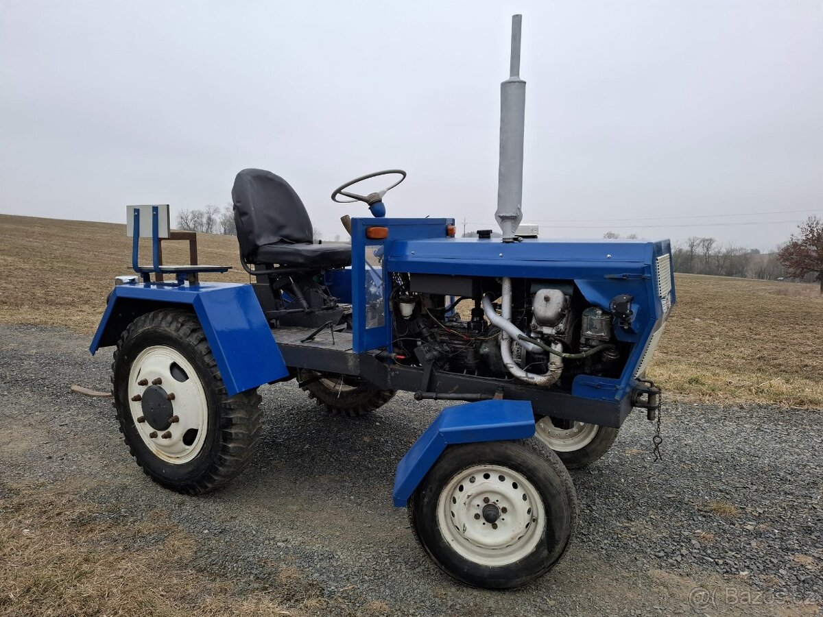 Traktor domácí výroby s příslušenstvím - 2