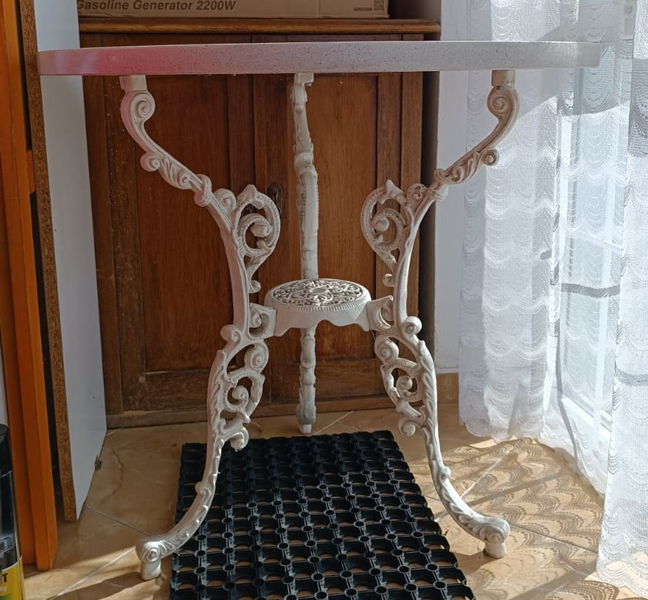 Mramorový stolek kulatý - 2