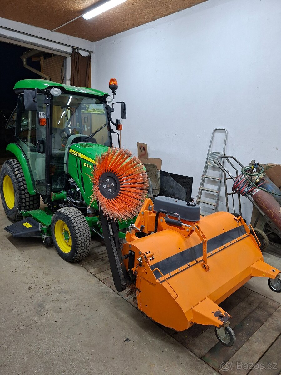Traktor John Deere 3039R - 2
