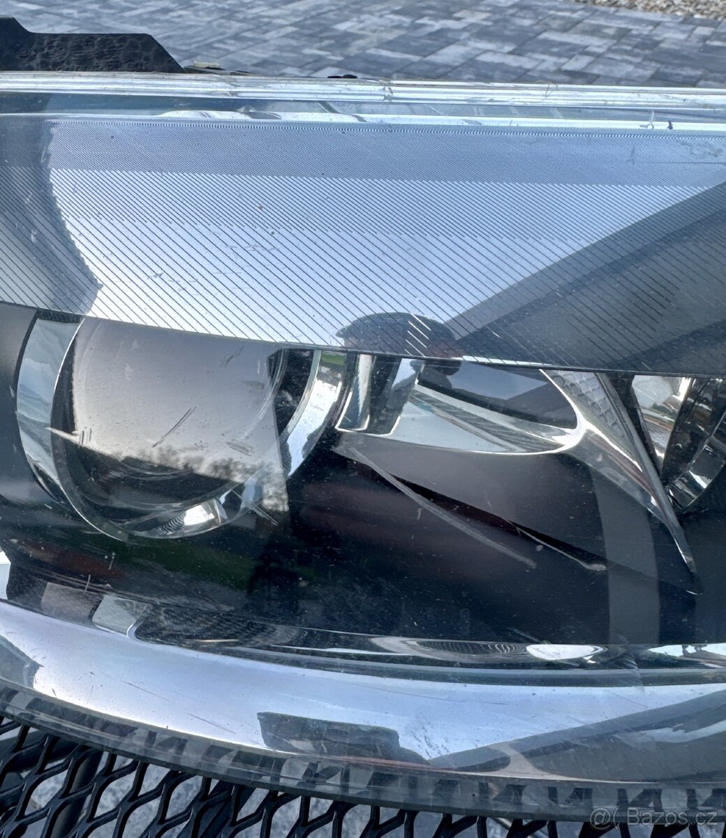 Světlomet Audi Q7 2008 - 2