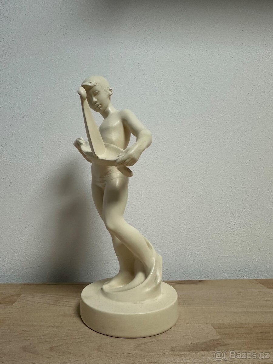 Soška chlapec s lodičkou - 2