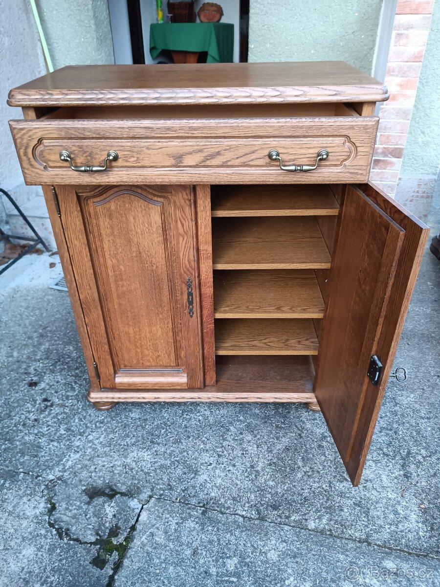 Rustikální komoda se zásuvkou . - 2