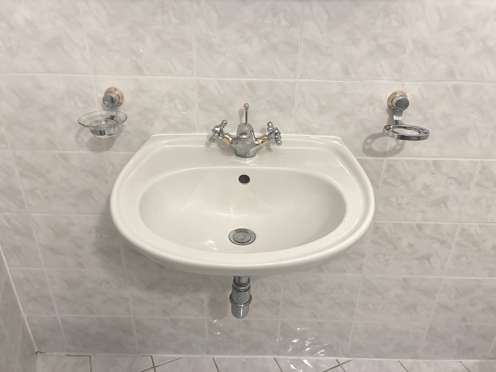 Umyvadlo s baterií a galerkou - 2