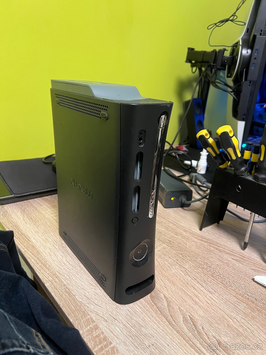 Xbox 360 elite -nefunkční na díly - 2