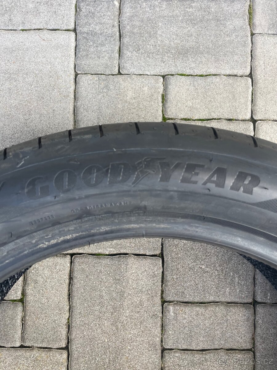 Sada letních pneu.235/45 R18 - 2