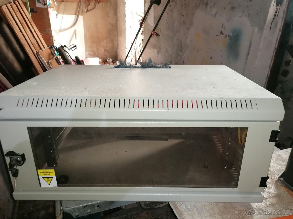 Datový rozvaděč RACK 19" (velikost 4U), šedý - s klíčem - 2