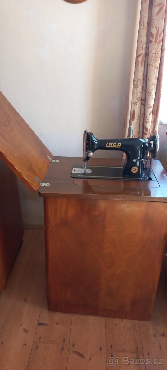 Šicí stroj skříňový - 2