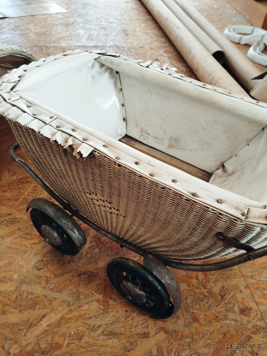 Proutěný kočárek pro panenky - 2