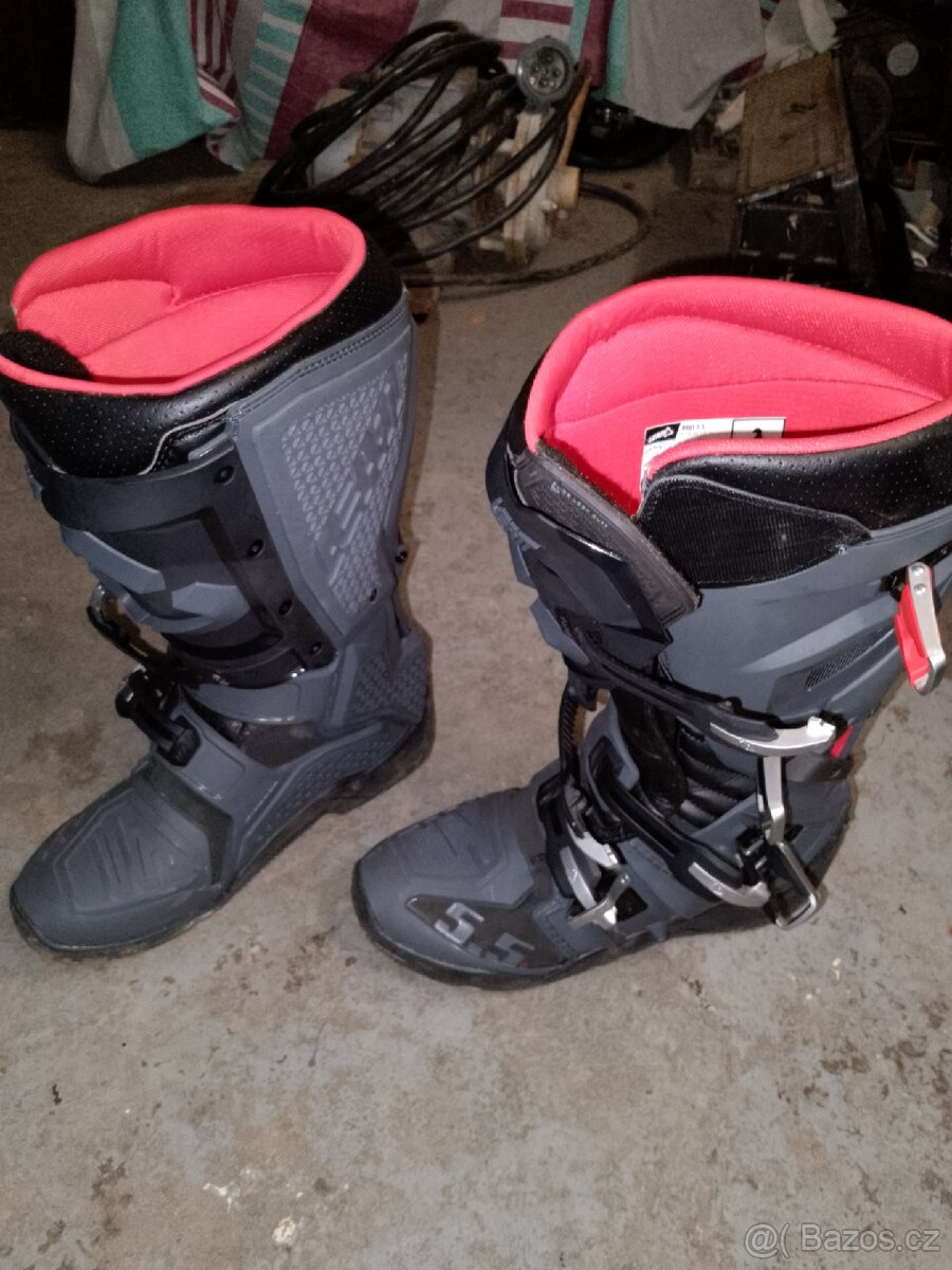 LEATT boty 5.5 Flexlock Enduro Graphene (2021/2022) 42(8) - 2