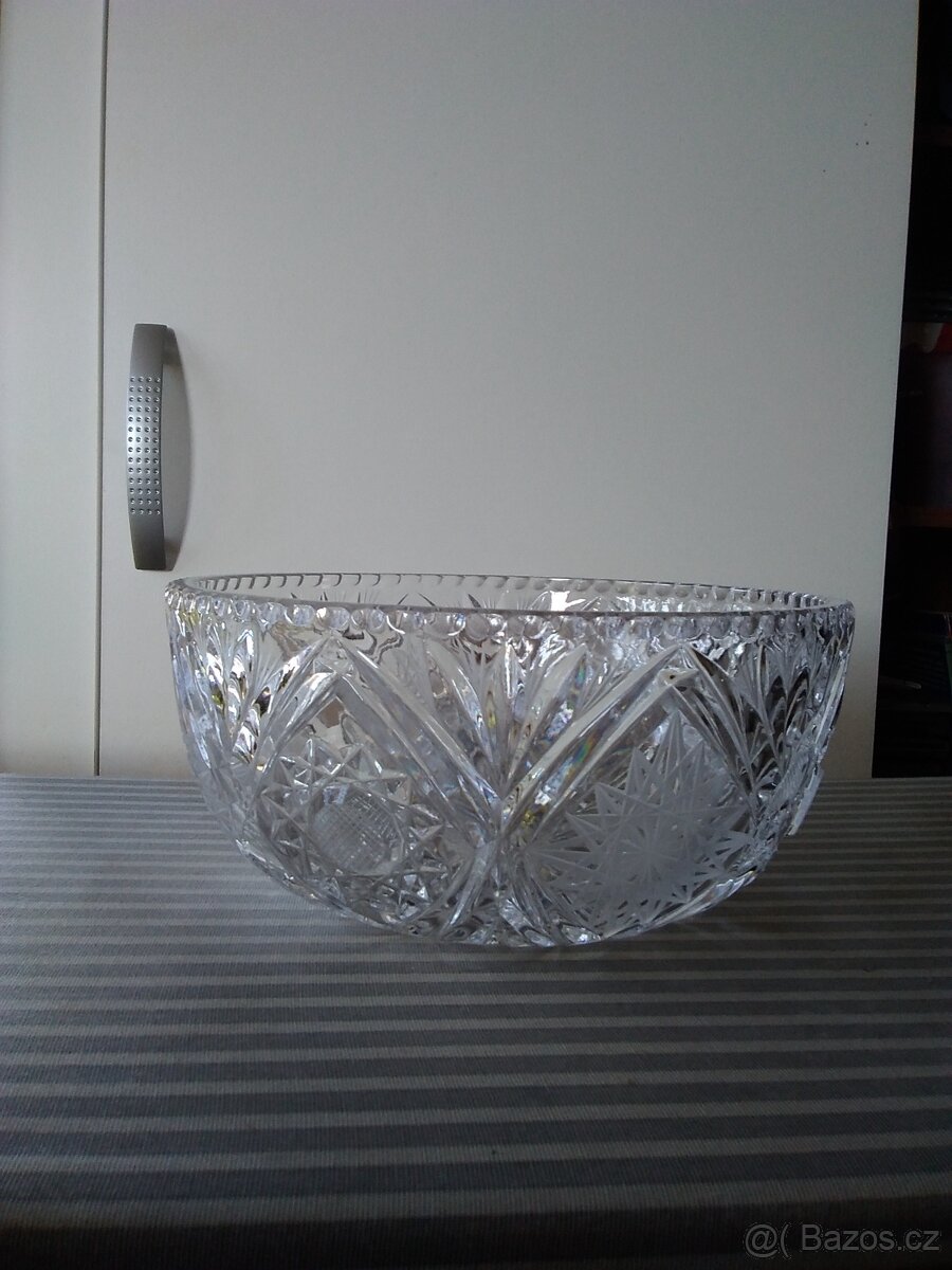 Skleněná broušená mísa. - 2