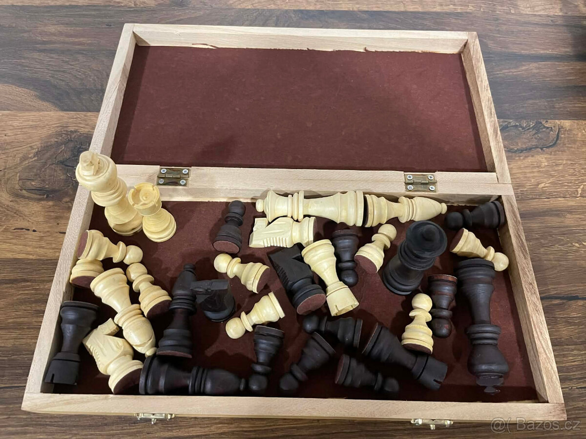 Dřevěná šachová deska plus figurky - 2