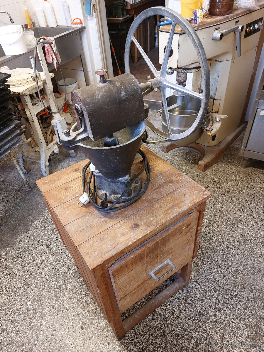 Historický mlýnek na strouhanku - 2