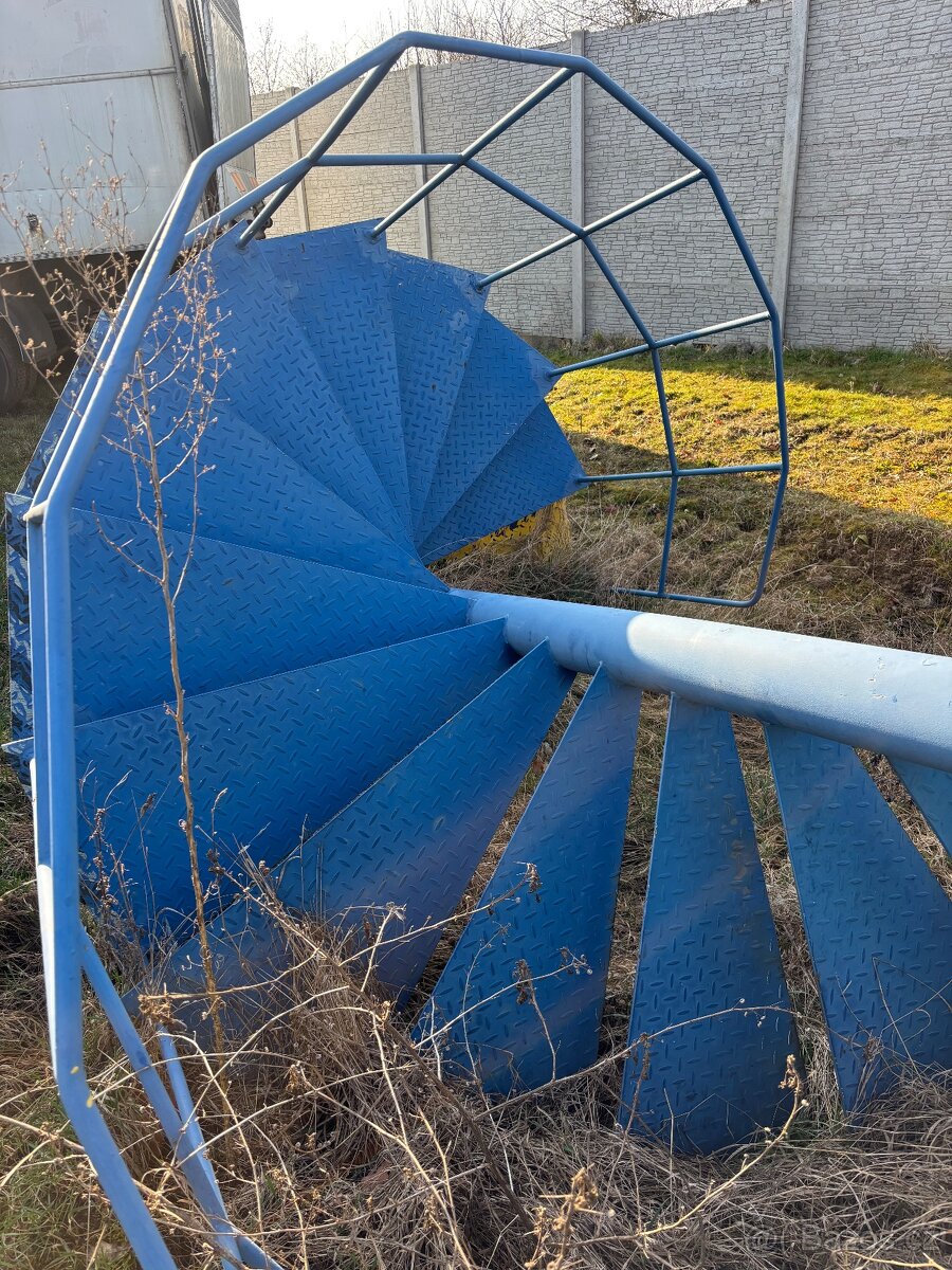 Kovové točité schodiště - 2
