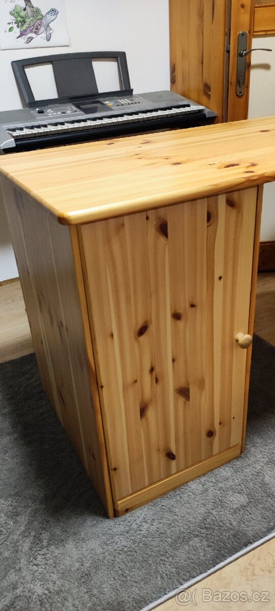 Dřevěný psací stůl - 2