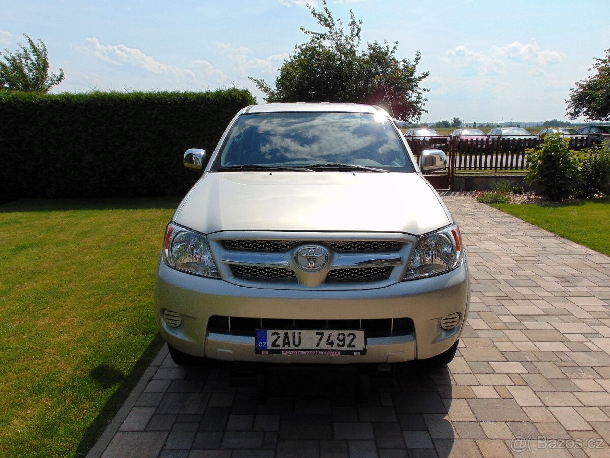 TOYOTA HILUX 2.5,4x4, PŮVOD ČR,2.MAJ.,RADLICE+SYPAČ,TAŽNÉ