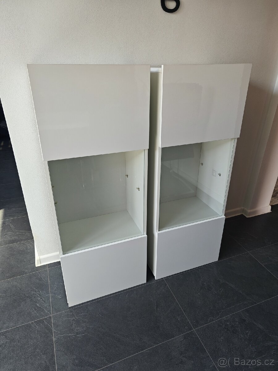 Závěsná skříňka na zeď - 2