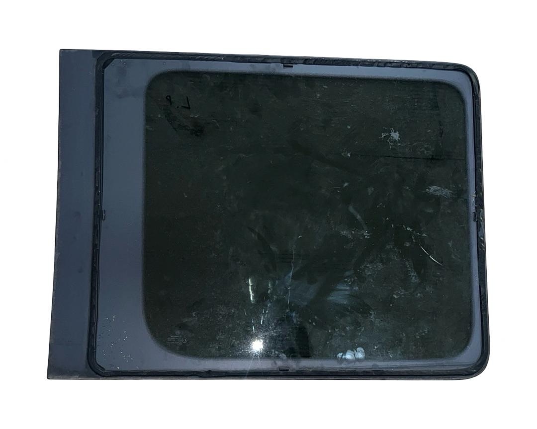 Levé zadní sklo VW Caddy 2 2k r.v. 2008 skříňový vůz - 2