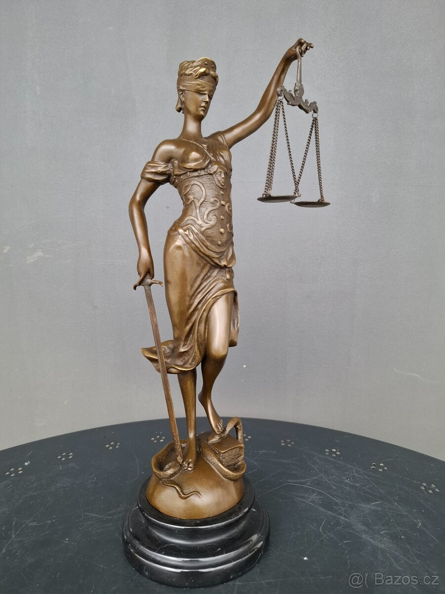 Bronzová socha bohyně Spravedlnosti - 2