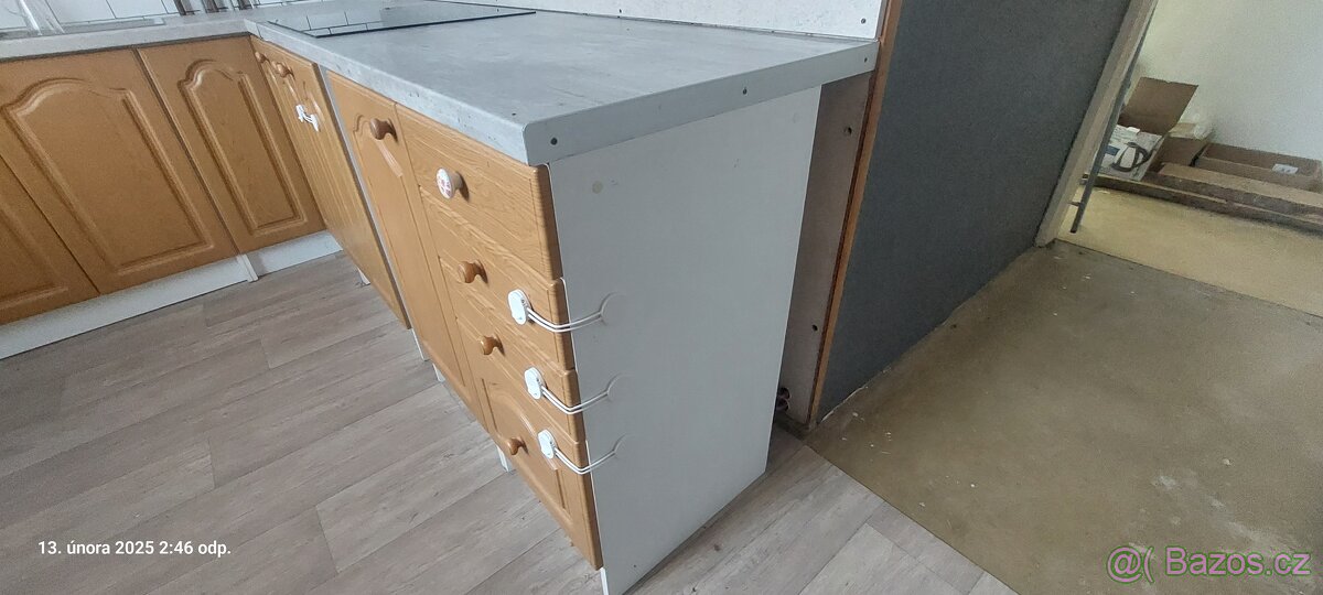 Starší použitá kuchyň. - 2