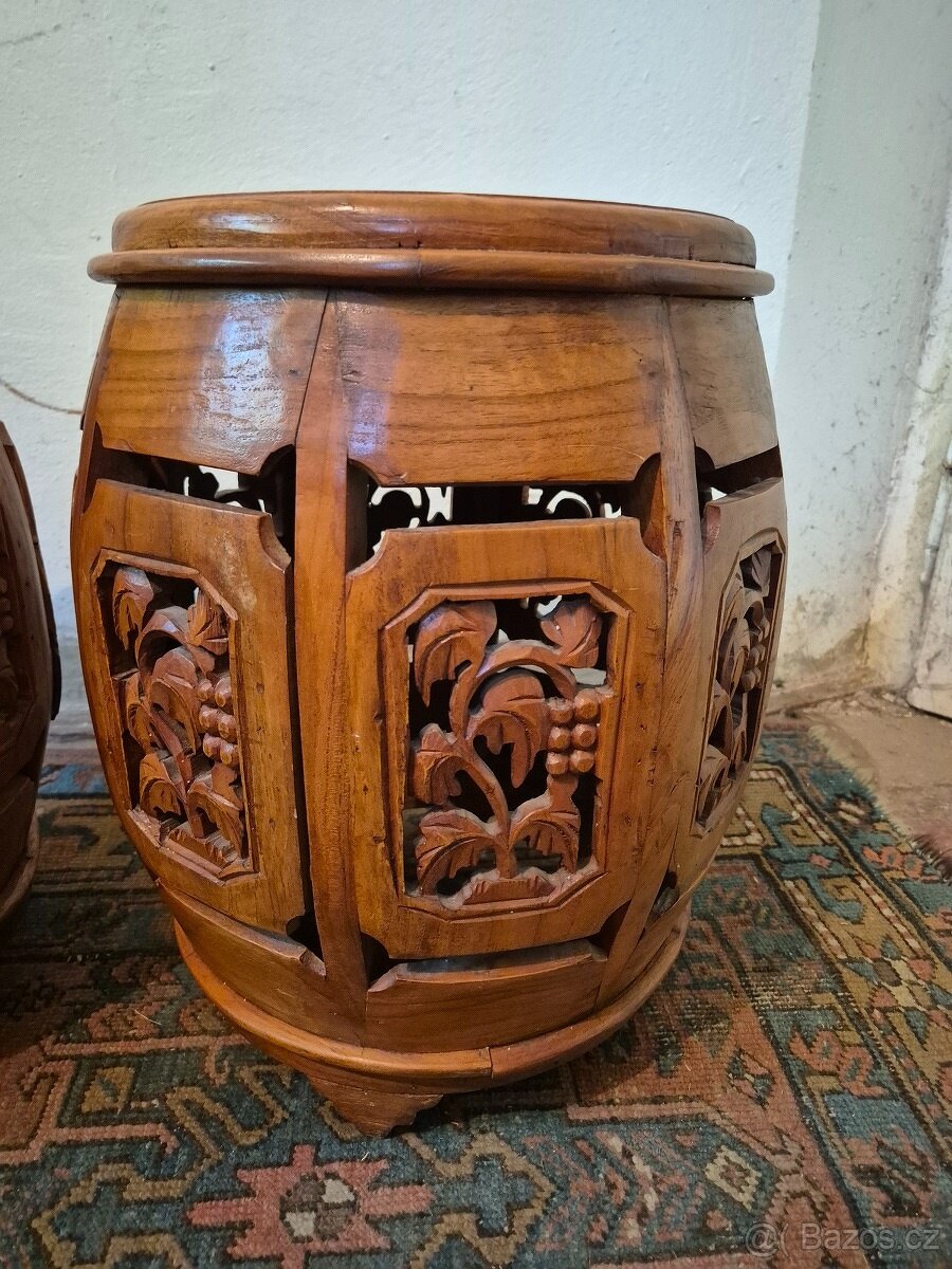 Dva vyřezávané koloniální stoličky z teakového dřeva - 2