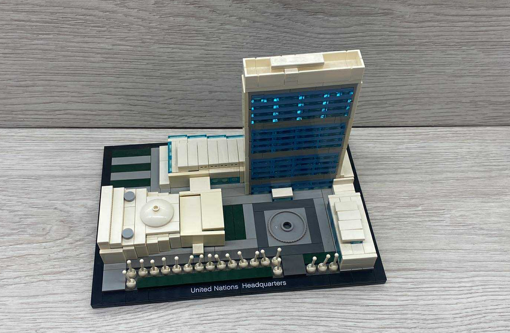 LEGO Architecture 21018 Sídlo OSN - 2