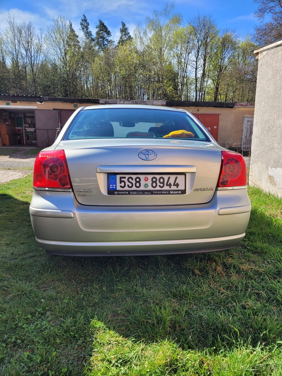 Málo opotřebovaná, garážovaná TOYOTA  AVENSIS - 2