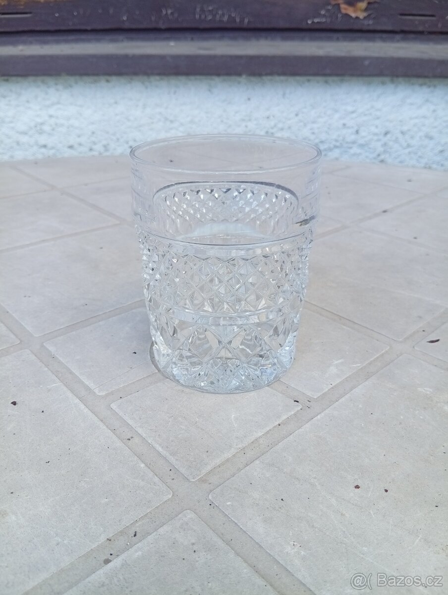 Prodám sadu skleněných broušených skleniček. - 2