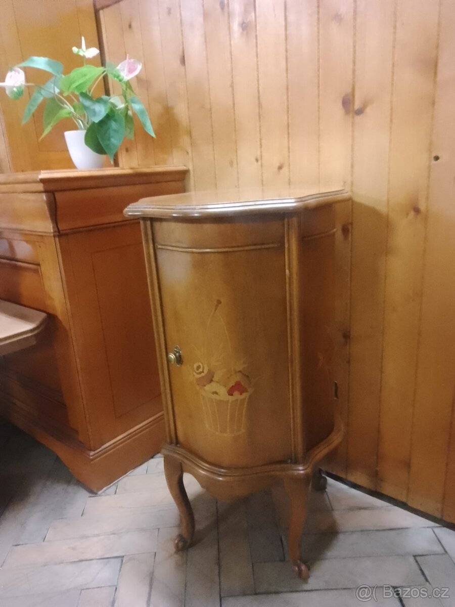 Skříňka s intarziemi - 2