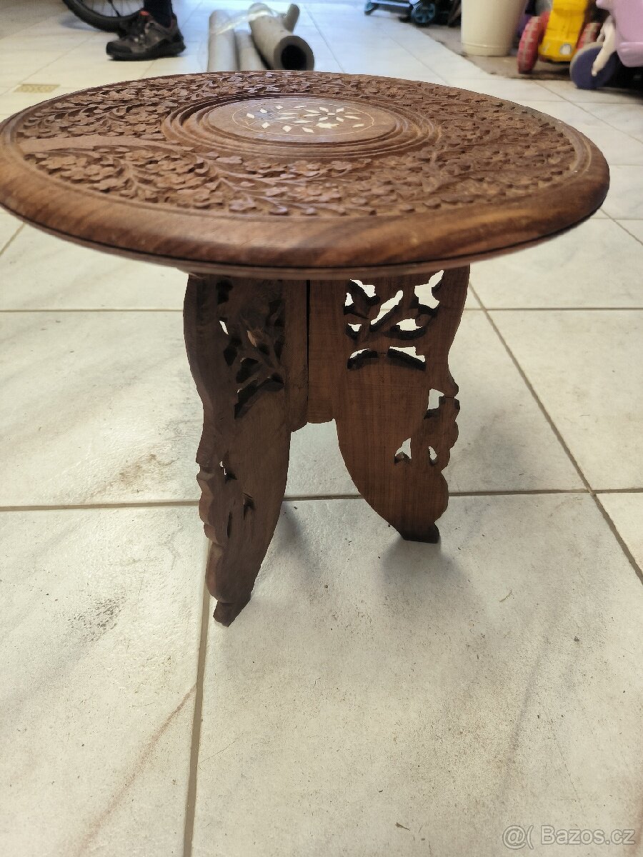 Dřevěná stolička - ručně vyřezávaná - 2
