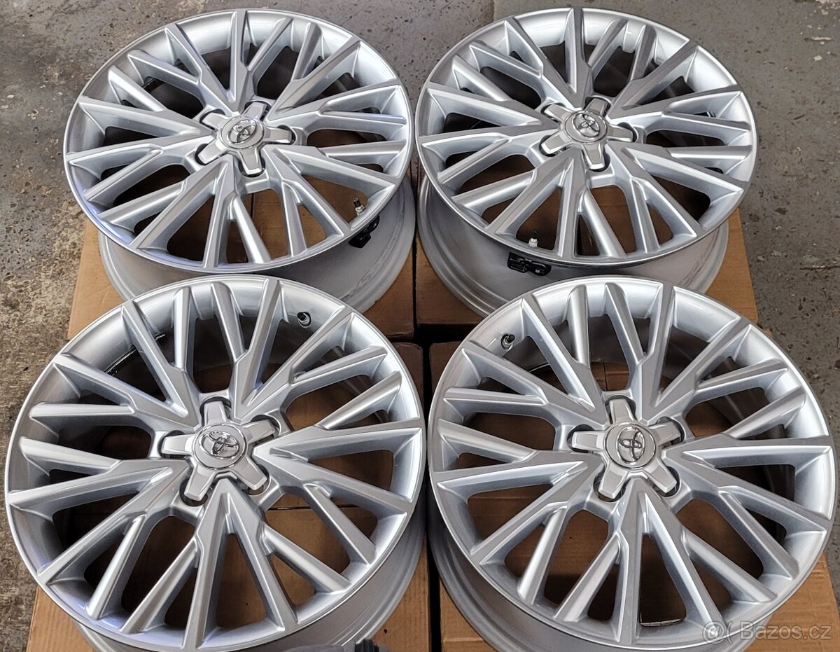 Toyota Corolla Cross,18' alu disky,nové, tpms - 2