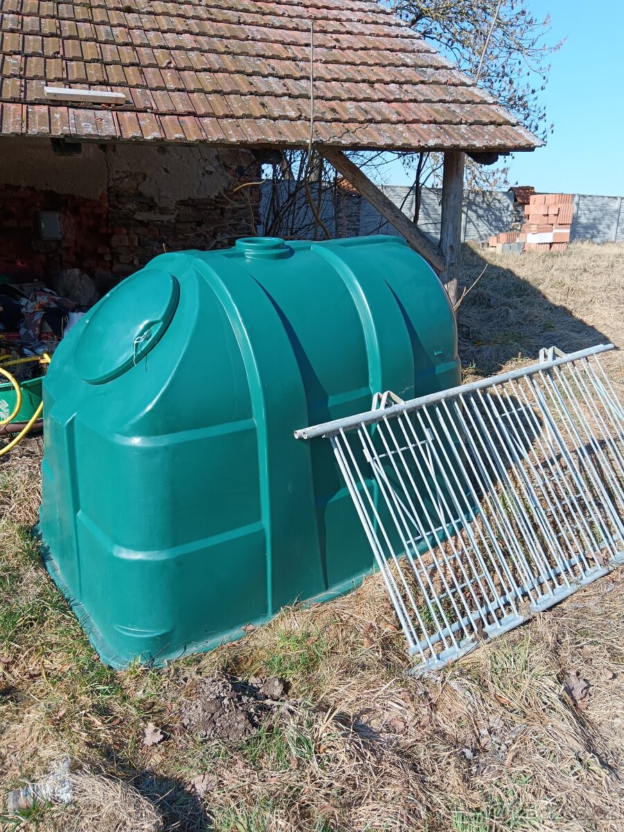 Bouda pro telata s ohradou - 2