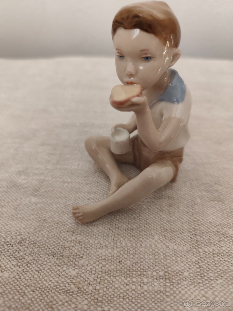 Royal dux chlapec s chlebom porcelánová soška - 2
