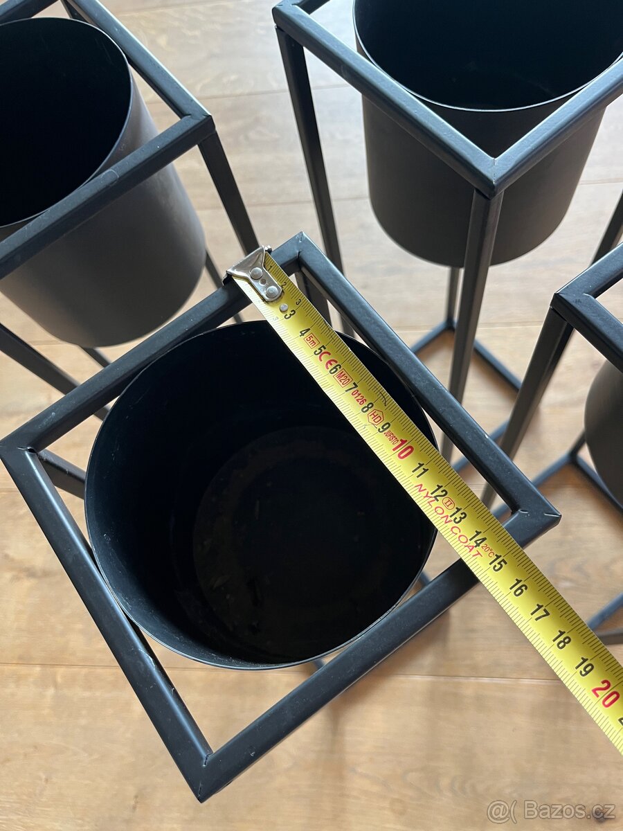 kovový stojan na květiny - 2