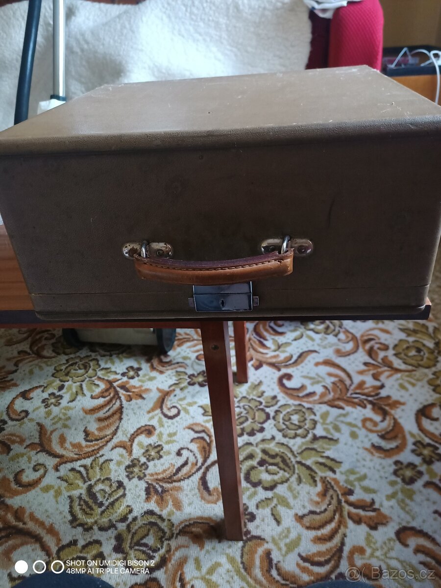 Kufříkový psací stroj ZETA - 2