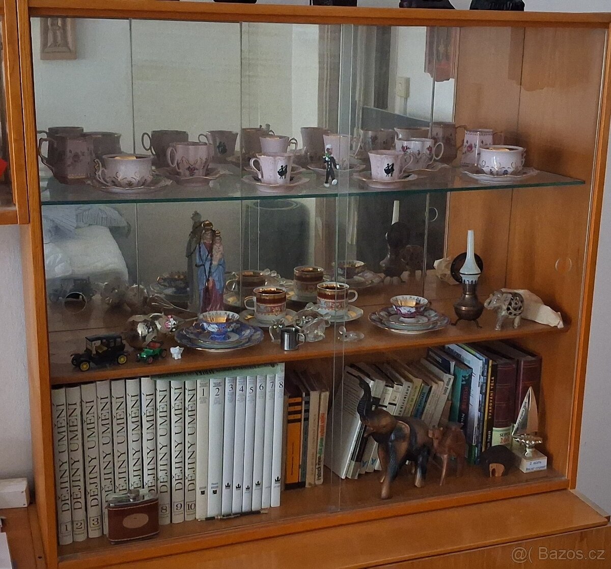 Knihovna a vitrína - 2