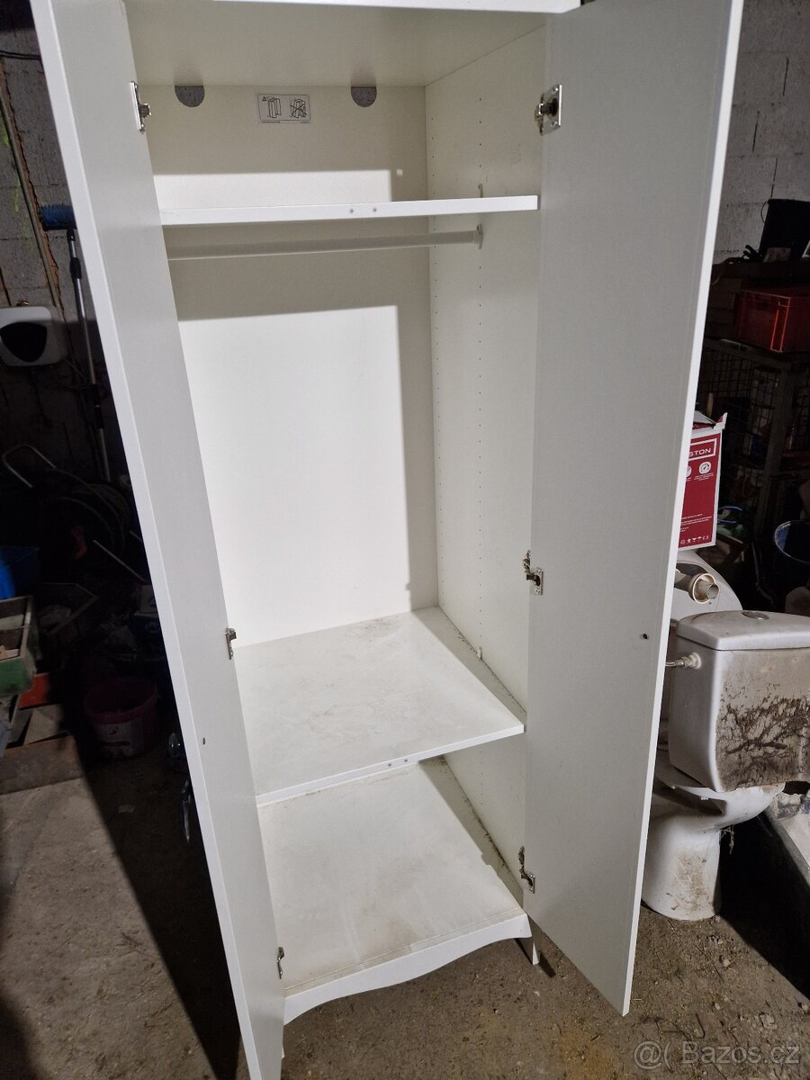 Šatní skříňka - 2