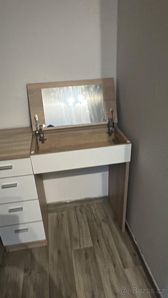Kosmeticky stolek - 2
