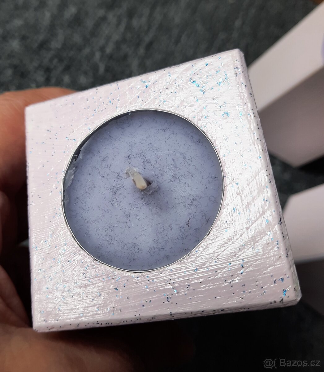 Svícen dřevěný lakovaný - 2